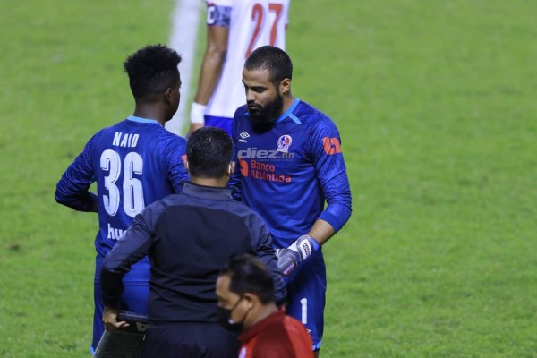 El descontrol de los futbolistas en el Olímpico, delicado momento de Menjívar y el chistoso 'banco' que utilizó Diego Vázquez